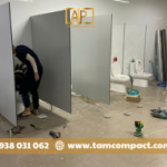 Thi Công Vách Ngăn Compact Trọn Gói – Cam Kết Bảo Hành Dài Hạn, Không Phát Sinh Chi Phí