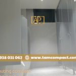 Vách ngăn Compact phủ Acrylic: Giải pháp tối ưu cho không gian hiện đại