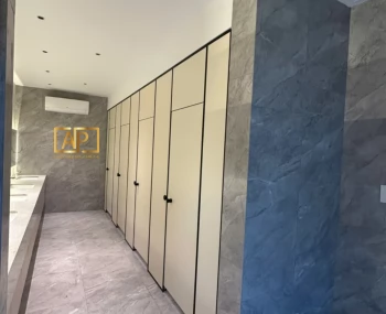 Vách ngăn vệ sinh sử dụng tấm Compact HPL màu kem 1004