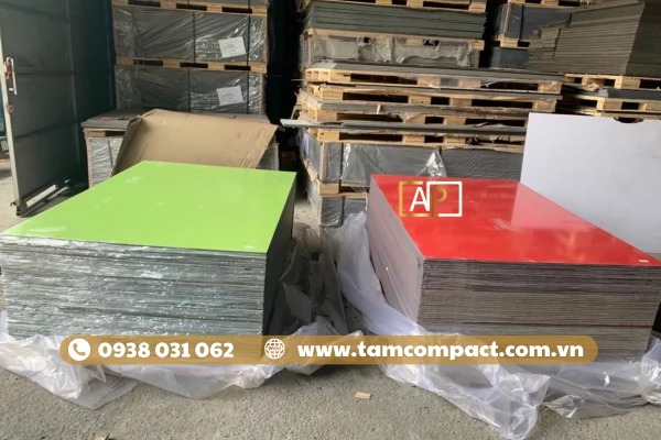 Tấm Compact Hpl 12mm Là Gì? Cấu Tạo – Độ Bền – Ứng Dụng Thực Tế Trong Công Trình Hiện Đại